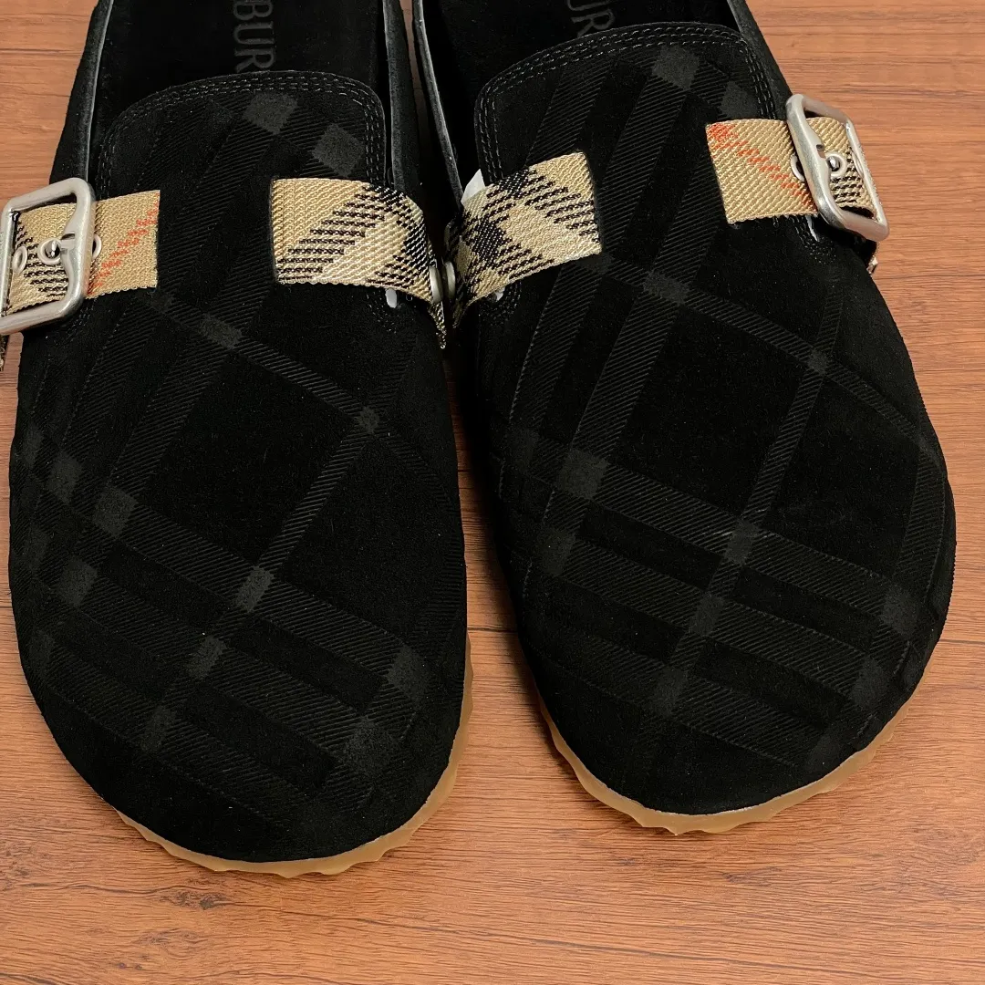 Men's Men's Shoes 💰360 [New Style] 🐝🐝Burberry New Burberry - Men's Checked Leather Urchin Half-Flop Sandal Made of soft suede cowhide and calfskin, these half-flop sandals feature an adjustable B-shaped buckle strap and are decorated with the signature sand-colored Burberry check in jacquard worsted. The upper wraps around the midsole and is paired with a sole made of the same upper material with an embossed logo on the heel and a wavy rubber outsole embellished with the Burberry lettering. Fashionable and casual! Comes with full set of original packaging dust bag! Code number: 39-40-41-42-43-44 standard code (38/45 can be customized and returns and exchanges are not supported)